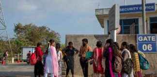 印度官员访问富士康iPhone工厂,询问高管招聘情况 news-29072024-160124