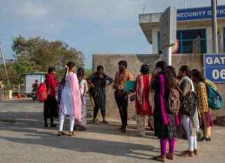 印度官员访问富士康iPhone工厂,询问高管招聘情况 news-29072024-160124