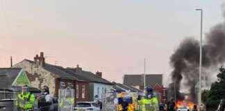 极右翼抗议者针对南港清真寺,与英国警方发生冲突 news-30072024-221914