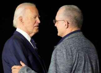 美国释放的美国人抵达美国,与亲人团聚 news-02082024-011652