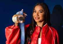 乔丹·奇莱斯不仅仅是一名奥运体操运动员,她还是一名表演者。 news-09082024-214610