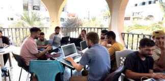 加沙人如何在战争中远程办公 news-14082024-165604