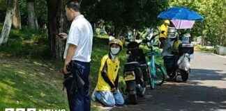 中国外卖骑手跪在保安面前引发抗议 news-15082024-125003