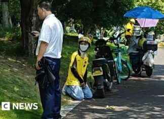 中国外卖骑手跪在保安面前引发抗议 news-15082024-125003
