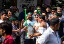 孟加拉抗议者誓言“守护革命”,击败哈西娜支持者 news-15082024-190843