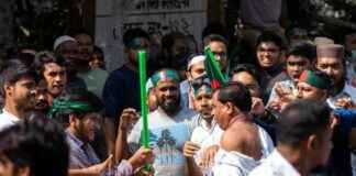 孟加拉抗议者誓言“守护革命”,击败哈西娜支持者 news-15082024-190843