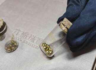 中国年轻人疯狂抢购黄金 news-17082024-132405