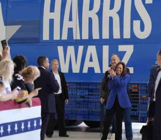 宾夕法尼亚州民主党大会前哈里斯和沃尔兹竞选 news-18082024-235956