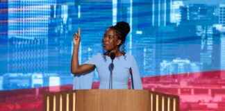 美国诗人阿曼达·戈尔曼在民主党全国大会上朗诵新诗 news-22082024-061122