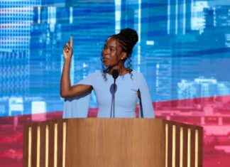 美国诗人阿曼达·戈尔曼在民主党全国大会上朗诵新诗 news-22082024-061122