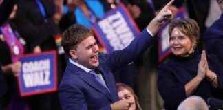 古斯和蒂姆·沃尔兹分享父子时刻,在DNC上观看的观众的心融化 news-22082024-181043