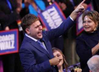 古斯和蒂姆·沃尔兹分享父子时刻,在DNC上观看的观众的心融化 news-22082024-181043