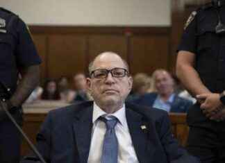 好莱坞制片人哈维·温斯坦可能被引渡到加利福尼亚州后,纽森签署了拘捕令 news-31072024-224503