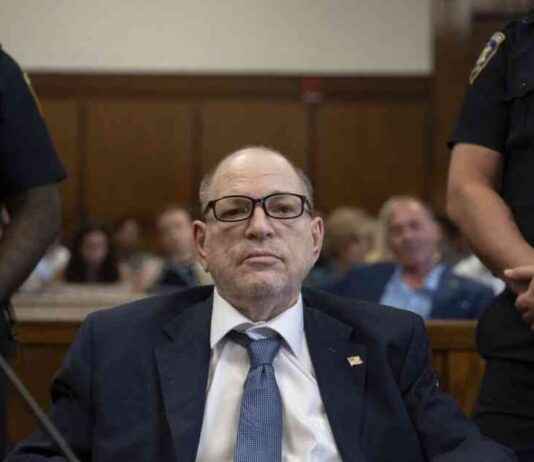 好莱坞制片人哈维·温斯坦可能被引渡到加利福尼亚州后,纽森签署了拘捕令 news-31072024-224503