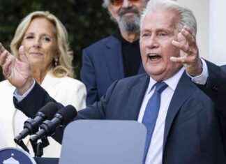 《西翼》剧组访白宫庆祝25周年 news-22092024-062832