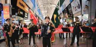 巴西当地人与中国人民解放军乐队通过音乐分享友好关系 news-23092024-174605