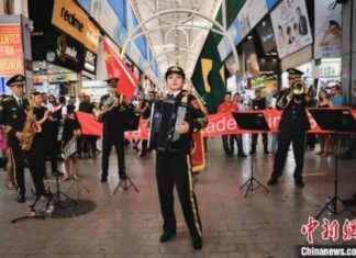 巴西当地人与中国人民解放军乐队通过音乐分享友好关系 news-23092024-174605