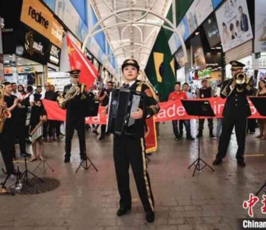 巴西当地人与中国人民解放军乐队通过音乐分享友好关系 news-23092024-174605