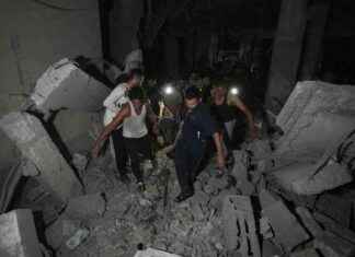 以色列轰炸北加沙和南贝鲁特,导致一座清真寺被袭击,造成19人丧生。 news-06102024-210157