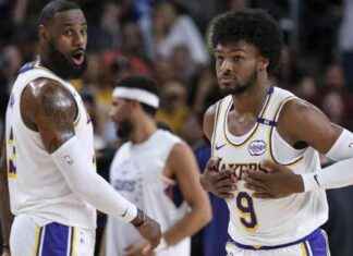 詹皇和小詹姆斯在湖人队季前赛中首次合作比赛 news-07102024-090434