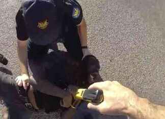 凤凰城警察据称殴打、多次用电击枪电击患有脑瘫的聋黑人男子 news-18102024-015744