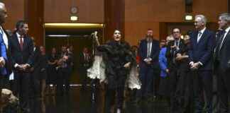 原住民澳大利亚参议员对查尔斯国王大喊:“把你偷的东西还给我们” news-21102024-141827