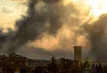 以色列轰炸黎巴嫩古城巴尔贝克,数万人逃离 news-01112024-054221