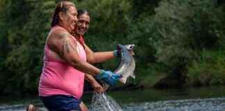 在“祖母月亮”下,美洲原住民向鲑鱼守护圣约致敬