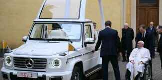 教皇方濟各在新環保教皇車上使用電動汽車