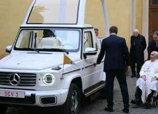 教皇方濟各在新環保教皇車上使用電動汽車