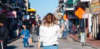 新奥尔良卡车袭击后,波旁街重新开放的照片