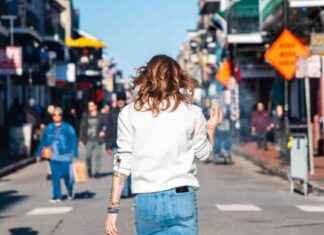 新奥尔良卡车袭击后,波旁街重新开放的照片