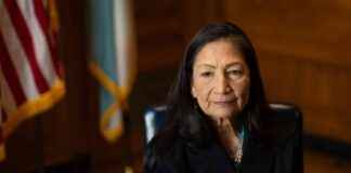 内政部长黛布·哈兰德交接印第安部落更紧密联系