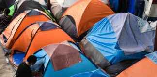 川普强调他的“留在墨西哥”政策