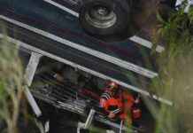 危地马拉公交车坠入峡谷,50多人丧生 50