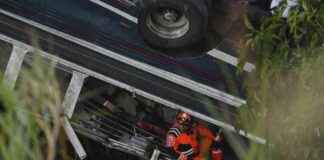 危地马拉公交车坠入峡谷,50多人丧生 50