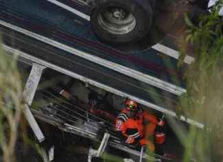 危地马拉公交车坠入峡谷,50多人丧生 50