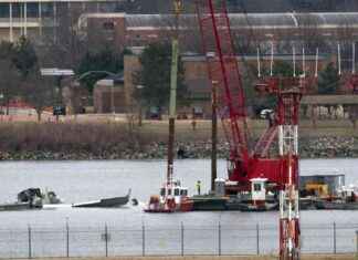 华盛顿飞机失事,已找到55名遇难者。 55