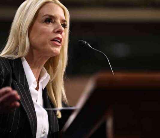 参议院投票确认Pam Bondi为总检察长。 pam-bondi