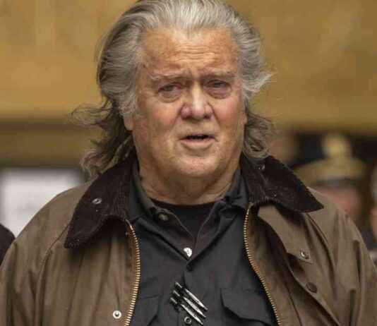 川普盟友史蒂夫·班农认罪,避免监禁,涉及边境墙欺诈案