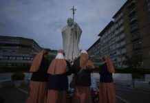 梵蒂冈称住院的教皇方济各病情有所好转