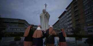 梵蒂冈称住院的教皇方济各病情有所好转