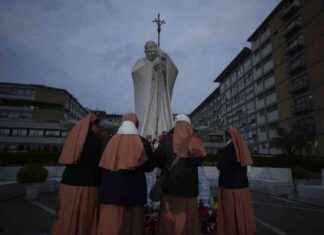 梵蒂冈称住院的教皇方济各病情有所好转