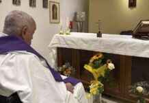 教皇方濟各一個月前入院後首次現身祈禱的照片