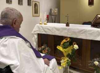 教皇方濟各一個月前入院後首次現身祈禱的照片