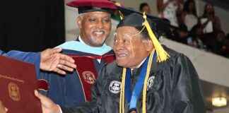 79岁大学毕业生:校园悲剧启发我重新入学 79