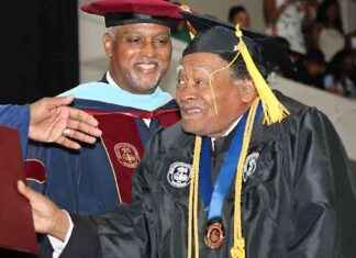 79岁大学毕业生:校园悲剧启发我重新入学 79