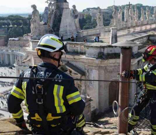 梵蒂岡安裝煙囪以示下一任教宗的選擇