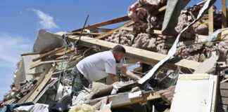 肯塔基和密苏里遭受致命龙卷风袭击的照片