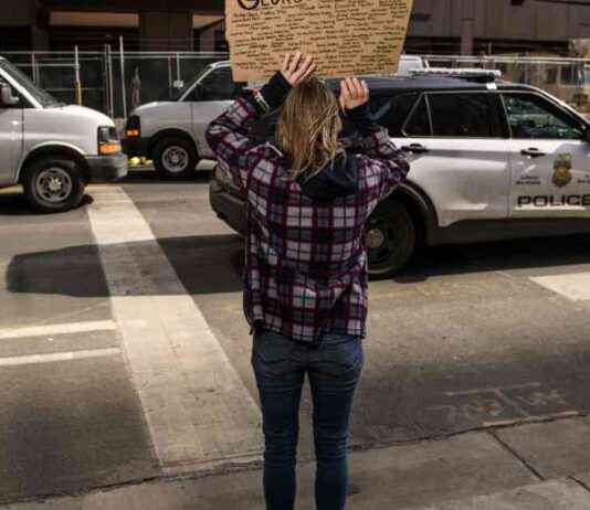 特朗普政府撤销明尼阿波利斯等多个城市的警方调查